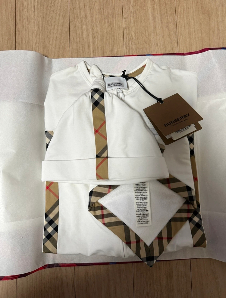 버버리 베이비 우주복, 모자, 턱받이 세트 이미지