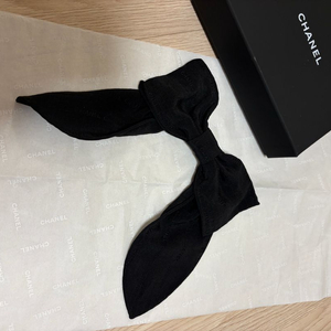 샤넬 리본 블랙 헤어핀 새상품 (정품)