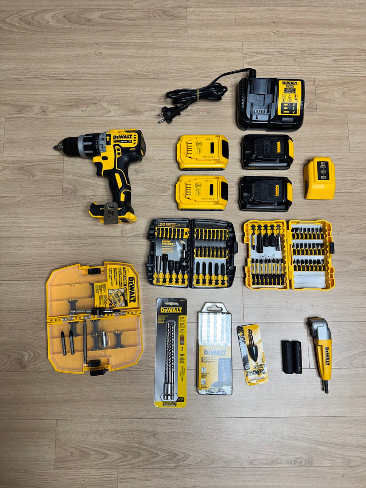 디월트 함마드릴 DCD796 배터리 4개 외 다수 공구 포함--0