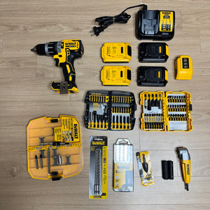디월트 함마드릴 DCD796 배터리 4개 외 다수 공구 포함