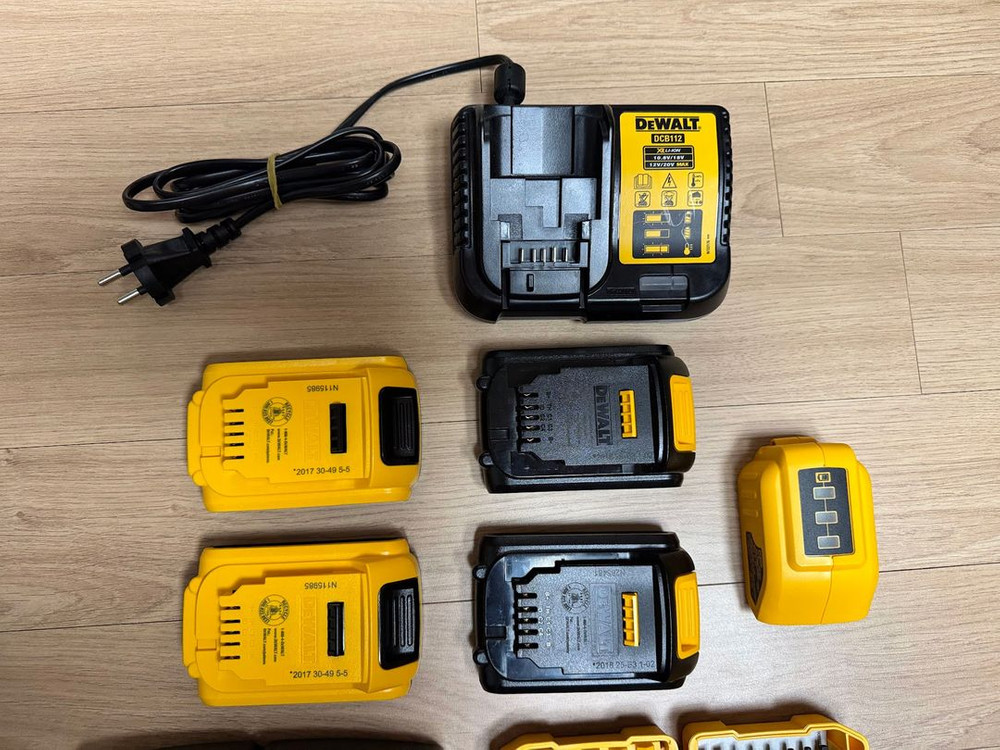 디월트 함마드릴 DCD796 배터리 4개 외 다수 공구 포함--3