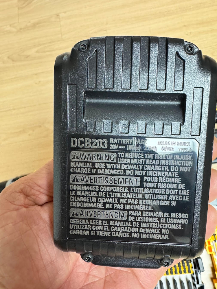 디월트 함마드릴 DCD796 배터리 4개 외 다수 공구 포함--4