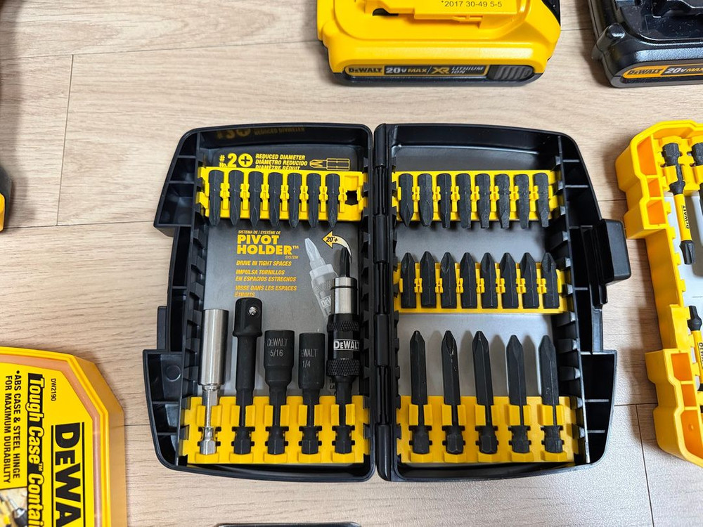 디월트 함마드릴 DCD796 배터리 4개 외 다수 공구 포함--6