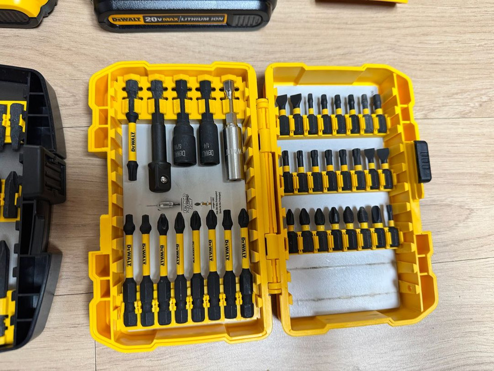 디월트 함마드릴 DCD796 배터리 4개 외 다수 공구 포함--7