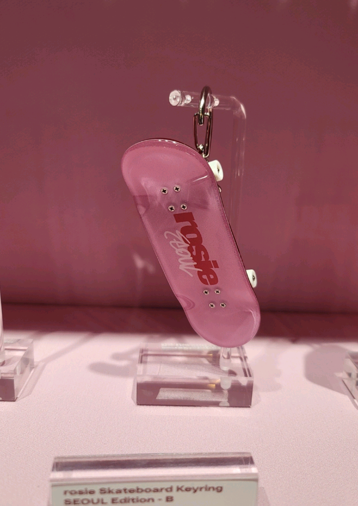 [최저가]로제 팝업 스케이트보드 SEOUL 키링 핑크 블랙핑크 rosie--1