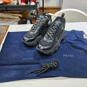 프라다 남자 스니커즈 블랙 미착용 새상품 사이즈 8