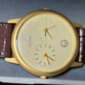 *조개(쉘)마크가 있는 쿼츠 듀얼타임 손목시계