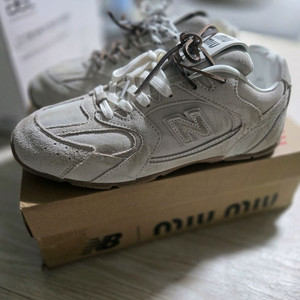 뉴발란스&미우미우 장원영스니커즈