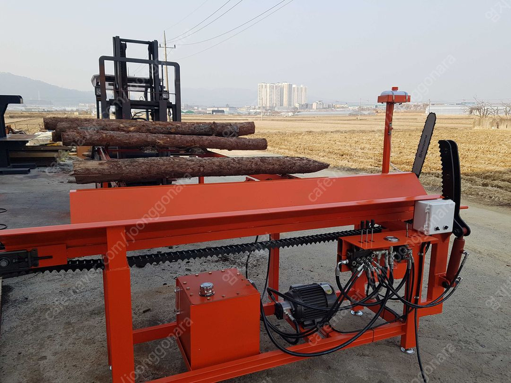 원목을 사이즈에 맞게 절단할수 있는 원목절단기 입니다. 톱은 20인치여서 지름 400까지는 무난합니다--1