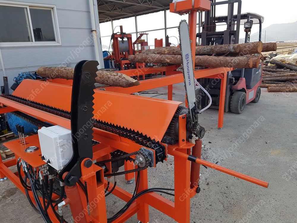 원목을 사이즈에 맞게 절단할수 있는 원목절단기 입니다. 톱은 20인치여서 지름 400까지는 무난합니다--2