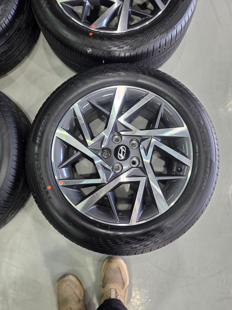 임판 휠 타이어 그랜저 GN7 18인치 휠 타이어 판매합니다.--2