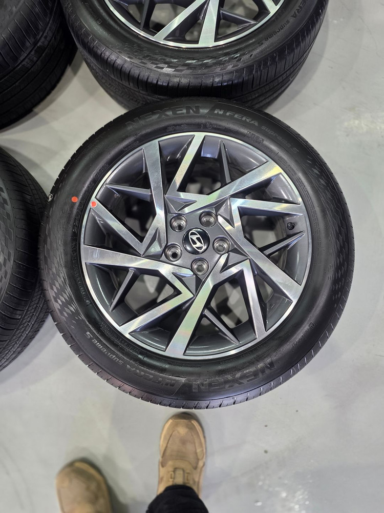 임판 휠 타이어 그랜저 GN7 18인치 휠 타이어 판매합니다.--3