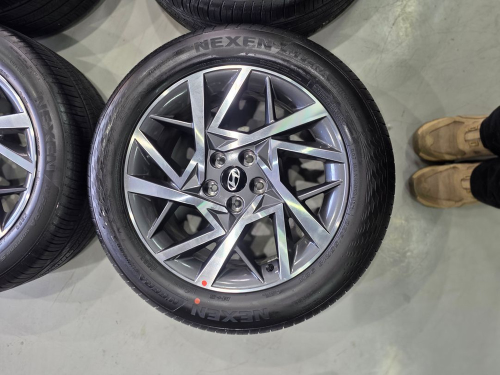 임판 휠 타이어 그랜저 GN7 18인치 휠 타이어 판매합니다.--4