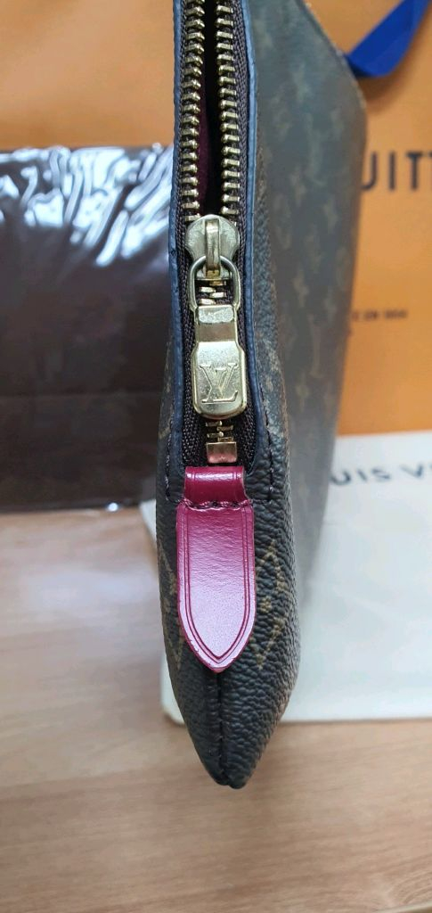 루이비통 에튀보야주MM 푸시아 클러치백 정품S급(보증서O)구찌프라다디올고야드샤넬셀린느보테가생로랑버버리발렌시아가가방--6