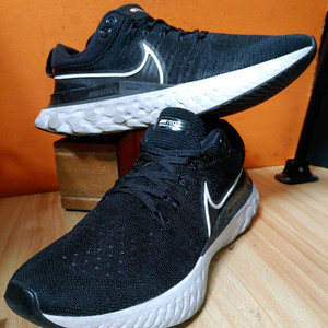 나이키 리액트 인피니티 런 플라이니트2(US9.5표기275추천사이즈270