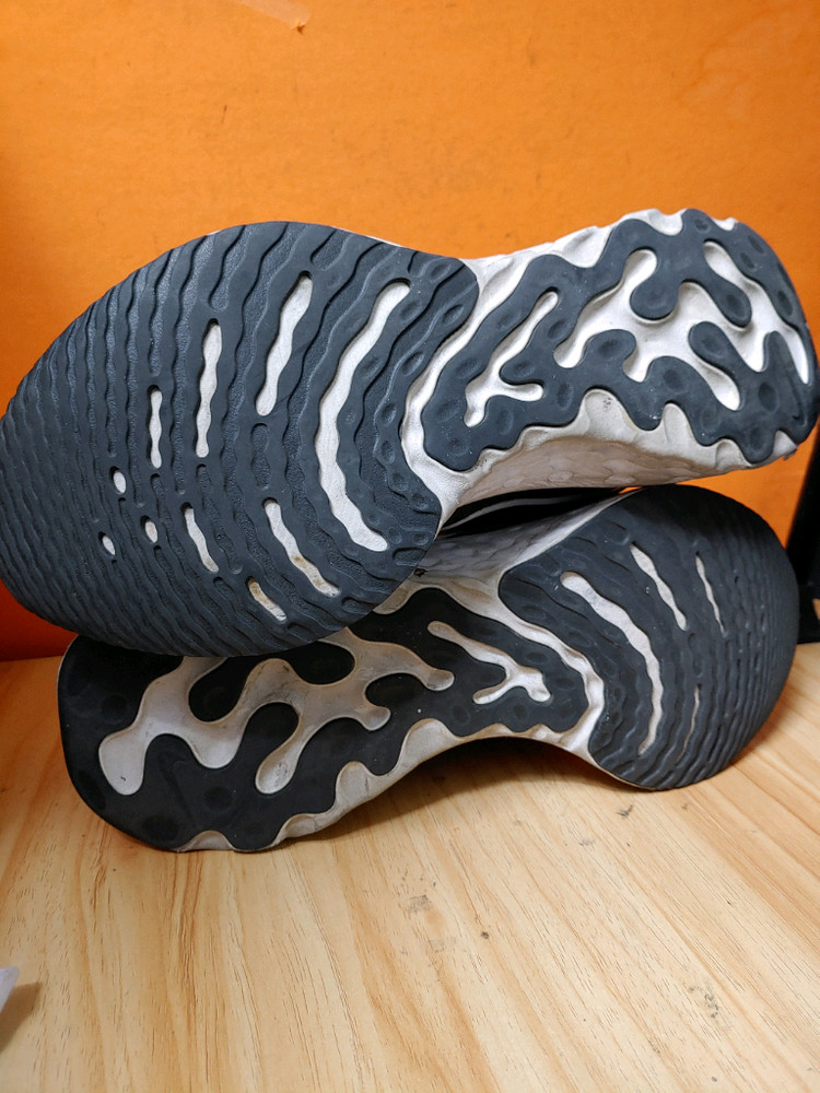 나이키 리액트 인피니티 런 플라이니트2(US9.5표기275추천사이즈270--4