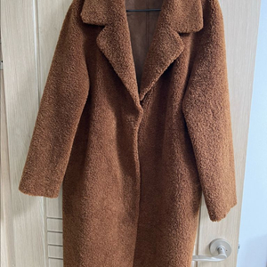 The Izzat 브라운 테디베어 롱코트 이미지