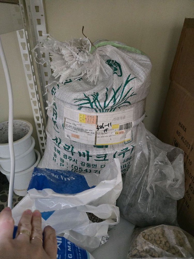 꽃집 용품 정리 - 세라믹 화분 이미지