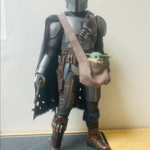 핫토이 쿼터 만달로리안 디럭스 판매합니다.