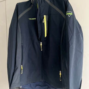 새상품 영원 여성용 남색 등산 자켓 후드 있어요 85 너무 좋은 재질이에요. 기능성 섬유로 만들어져있고 방수 왠만큼