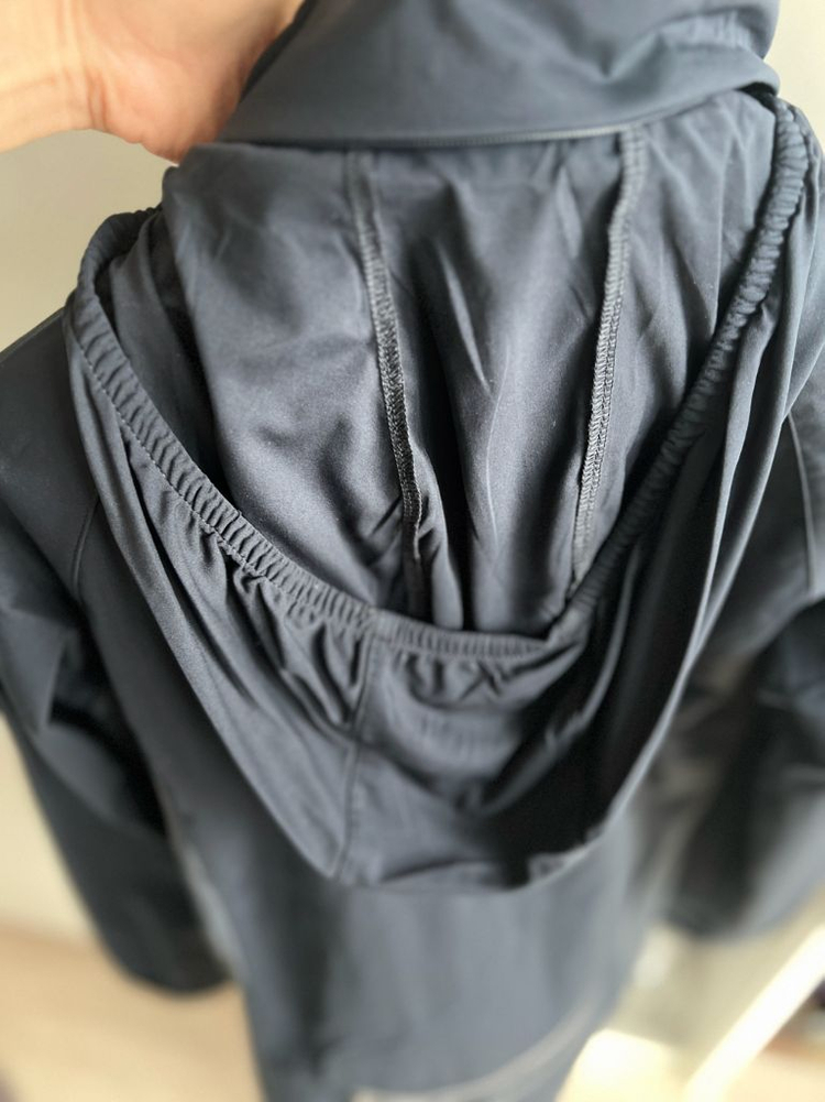 새상품 영원 여성용 남색 등산 자켓 후드 있어요 85 너무 좋은 재질이에요. 기능성 섬유로 만들어져있고 방수 왠만큼--2