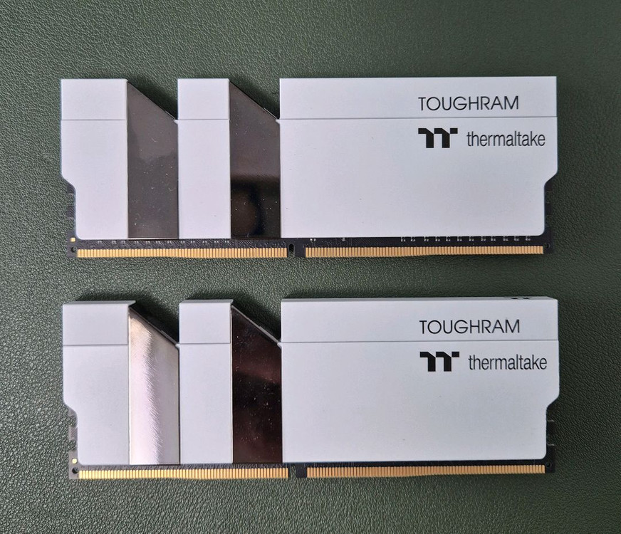써멀테이크 DDR4-3600 CL18 TOUGHRAM 화이트(16GB(8Gx2))--0