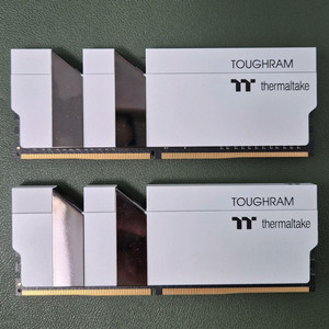 써멀테이크 DDR4-3600 CL18 TOUGHRAM 화이트(16GB(8Gx2))