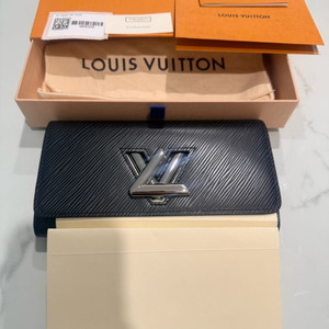 루이비통 트위스트 장지갑 에피 블랙 M68309 판매합니다.