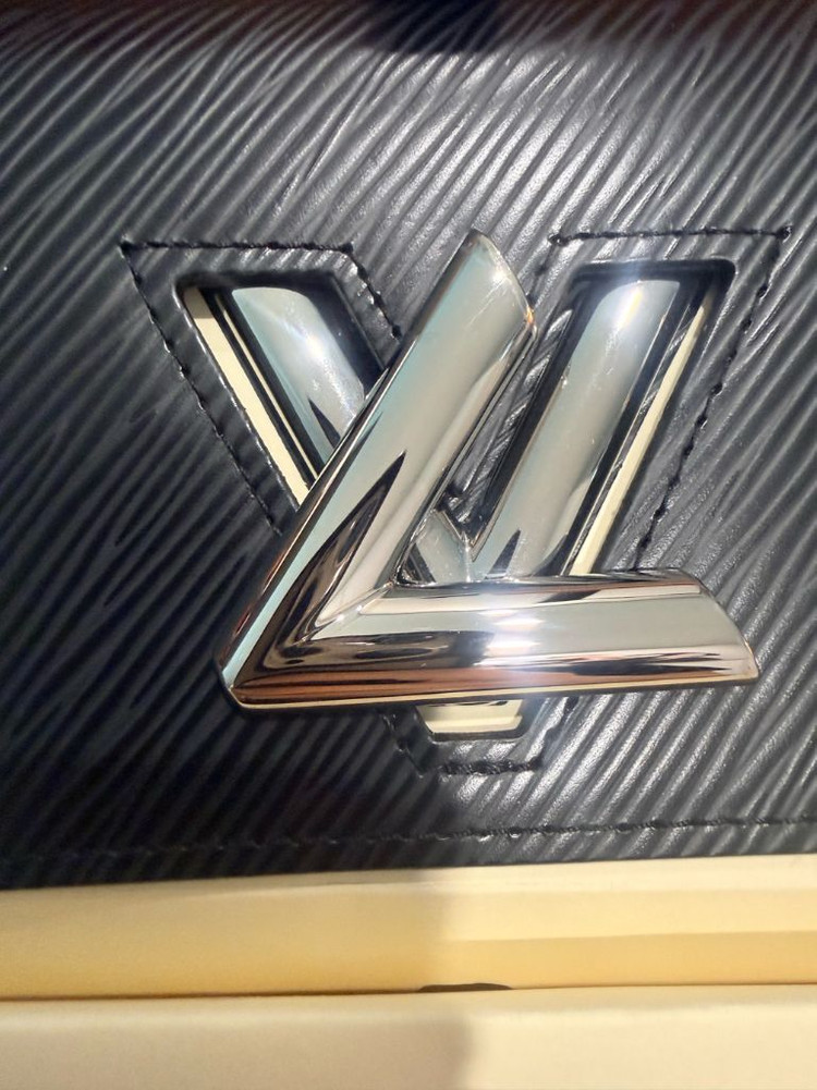 루이비통 트위스트 장지갑 에피 블랙 M68309 판매합니다.--1