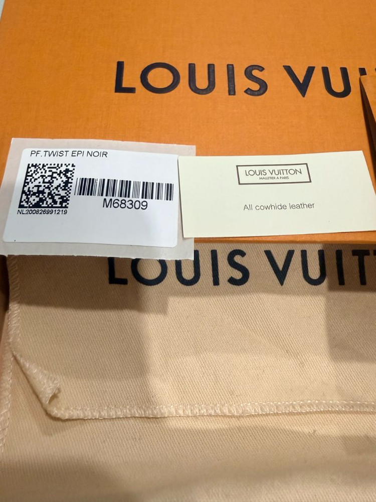 루이비통 트위스트 장지갑 에피 블랙 M68309 판매합니다.--2