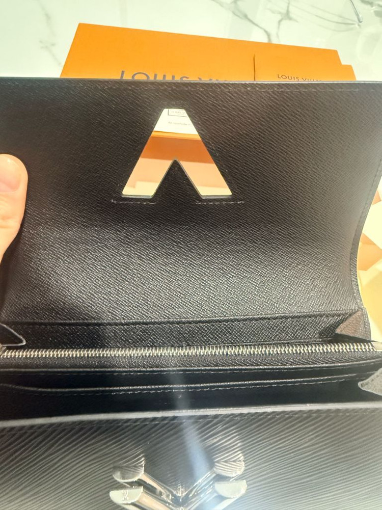 루이비통 트위스트 장지갑 에피 블랙 M68309 판매합니다.--7