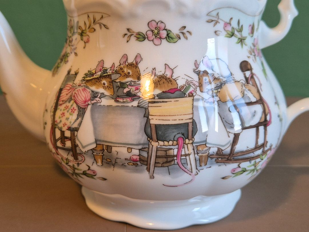 로얄덜튼 브램블리 햇지 티팟.--1