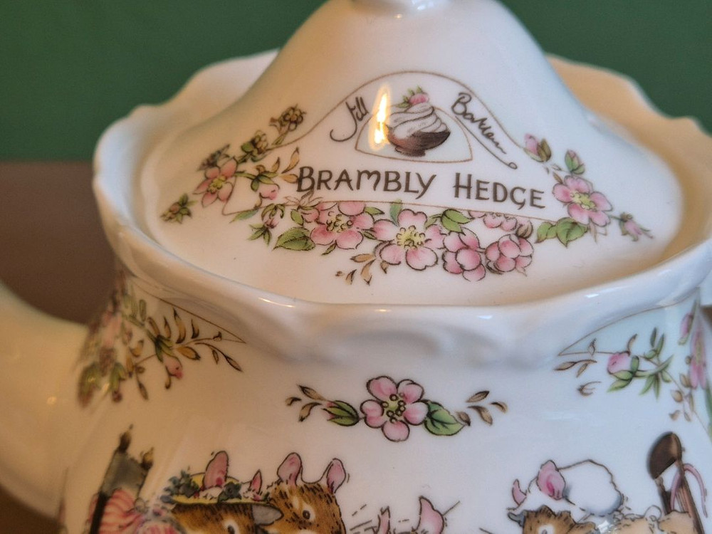 로얄덜튼 브램블리 햇지 티팟.--2