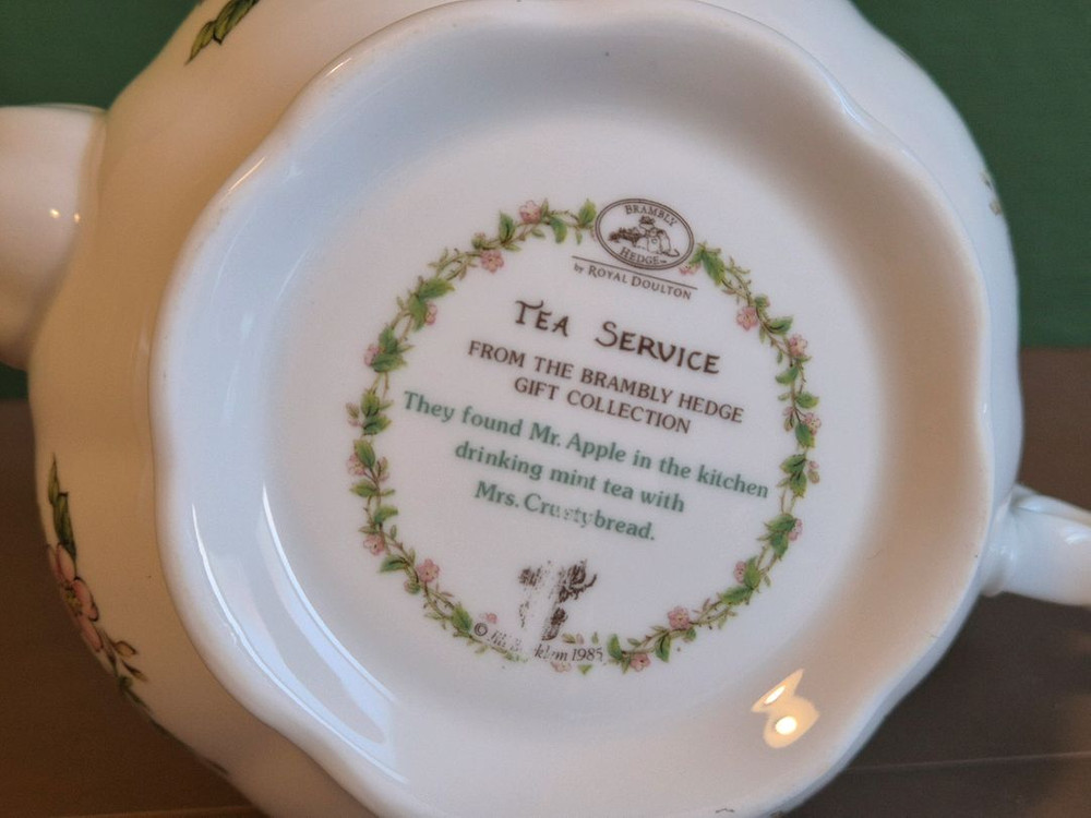 로얄덜튼 브램블리 햇지 티팟.--8