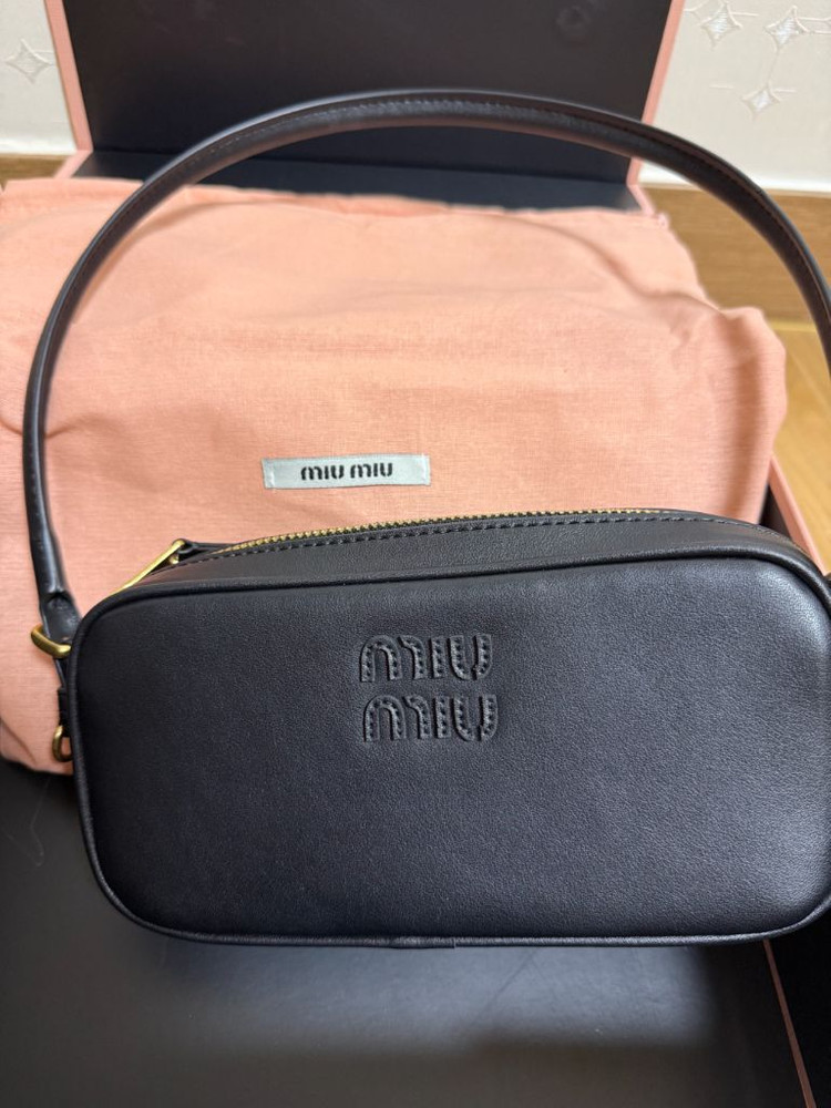 미우미우 가죽파우치--1