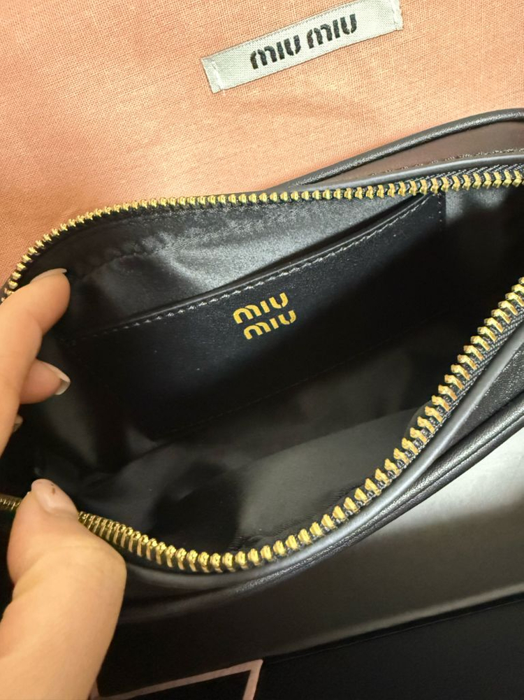 미우미우 가죽파우치--2
