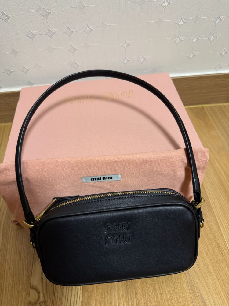 미우미우 가죽파우치--3