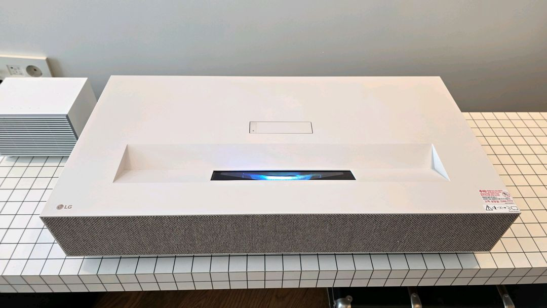 LG 시네빔 HU915QE 4K 초단초점 빔프로젝터팝니다--0
