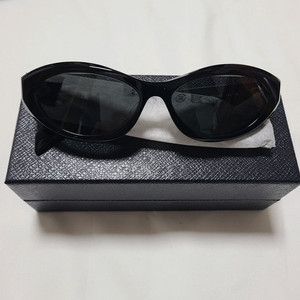 프라다 심볼 선글라스 슬레이트 그레이 렌즈 얼터너티브 핏 이미지