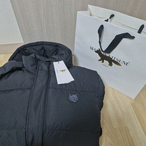 [택채 새상품/쇼핑백] 메종키츠네 볼드 폭스헤드 여우패치 덕다운 숏패딩