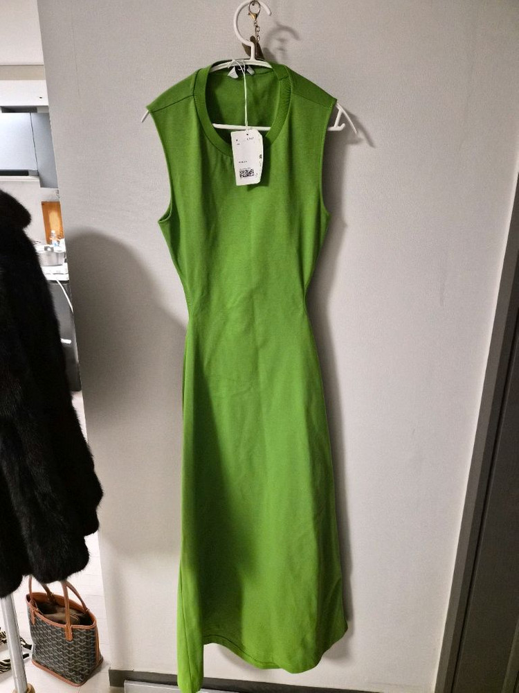 코스(COS)의 슬리브리스 커트아웃 맥시 드레스--4