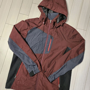 새상품급)르카프 등산 바람막이 사이즈100 L여러 중고사이트에도 같이 판매하고 있어서 삭제되면 팔린거에요~오염 하자