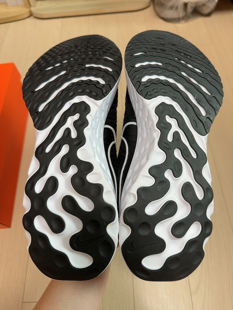 [280] 나이키 리액트 인피니티런 2 검흰--6