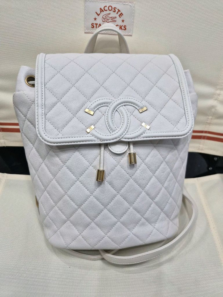 샤넬 케비어 백팩 화이트 샴페인골드 25년제품 판매합니다. 이미지