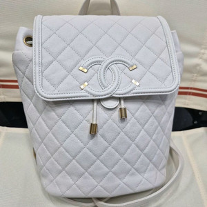 샤넬 케비어 백팩 화이트 샴페인골드 25년제품 판매합니다. 이미지