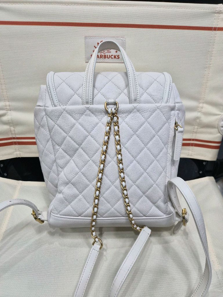 샤넬 케비어 백팩 화이트 샴페인골드 25년제품 판매합니다. 이미지