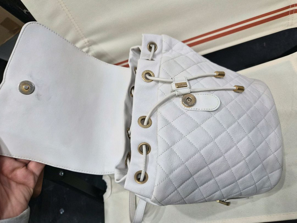 샤넬 케비어 백팩 화이트 샴페인골드 25년제품 판매합니다. 이미지