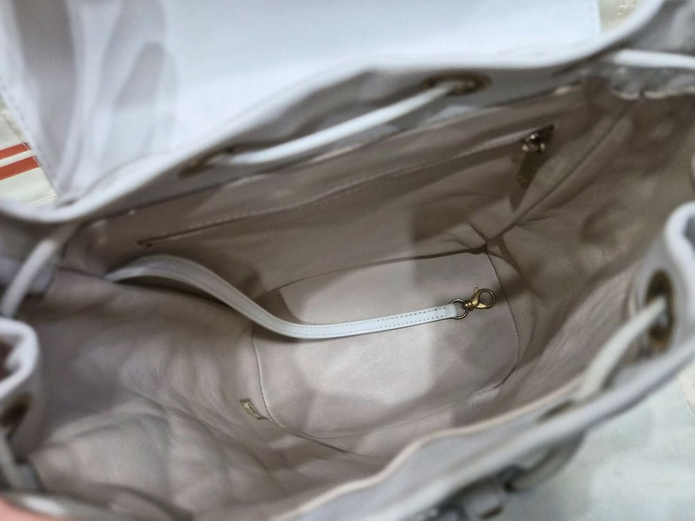 샤넬 케비어 백팩 화이트 샴페인골드 25년제품 판매합니다. 이미지