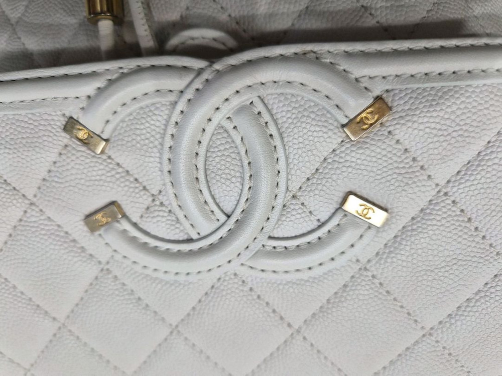 샤넬 케비어 백팩 화이트 샴페인골드 25년제품 판매합니다. 이미지