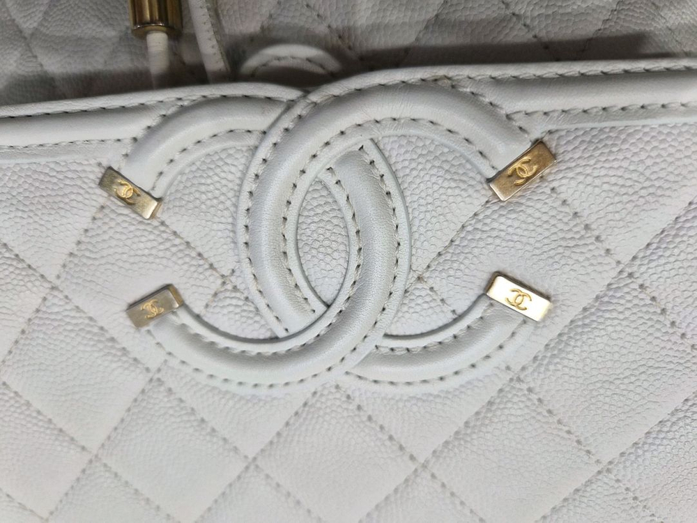 샤넬 케비어 백팩 화이트 샴페인골드 25년제품 판매합니다. 이미지